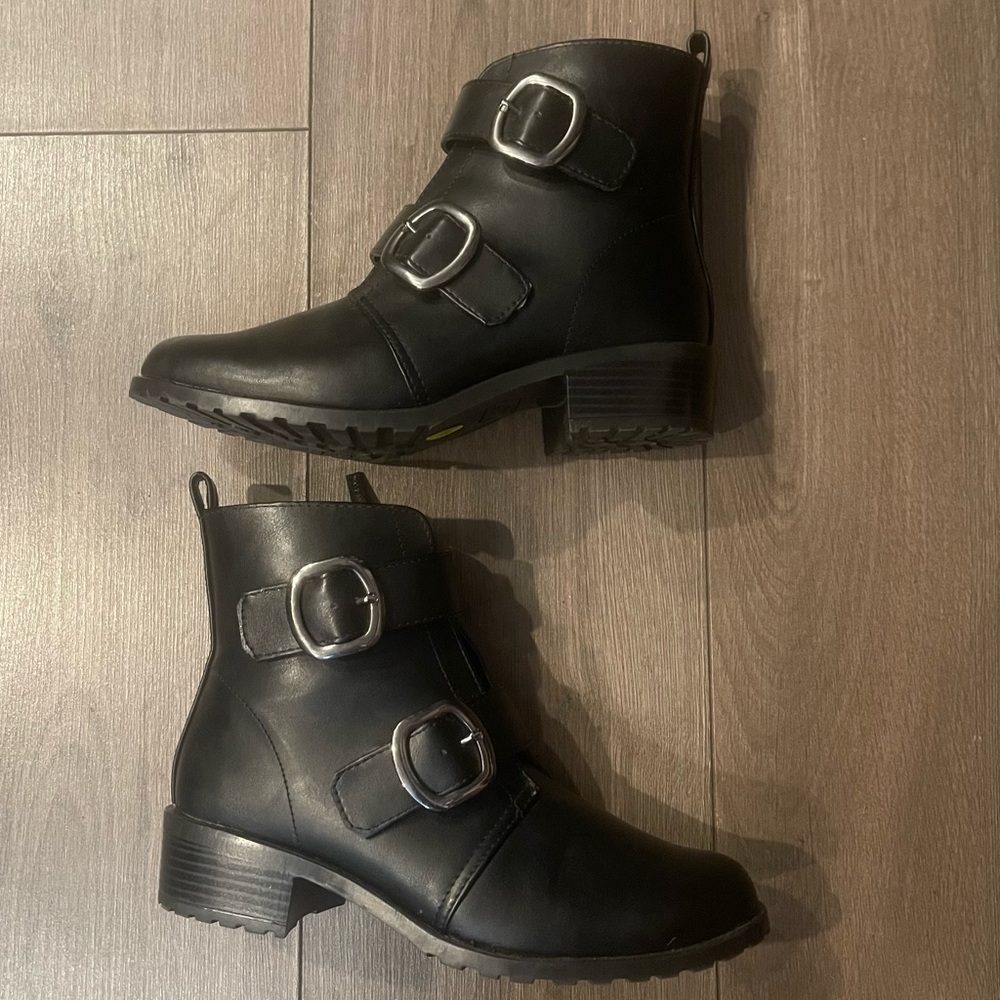 Anna Klein Women Black Faux Leather Aknix double Buckle zip up Bootie size 8.5